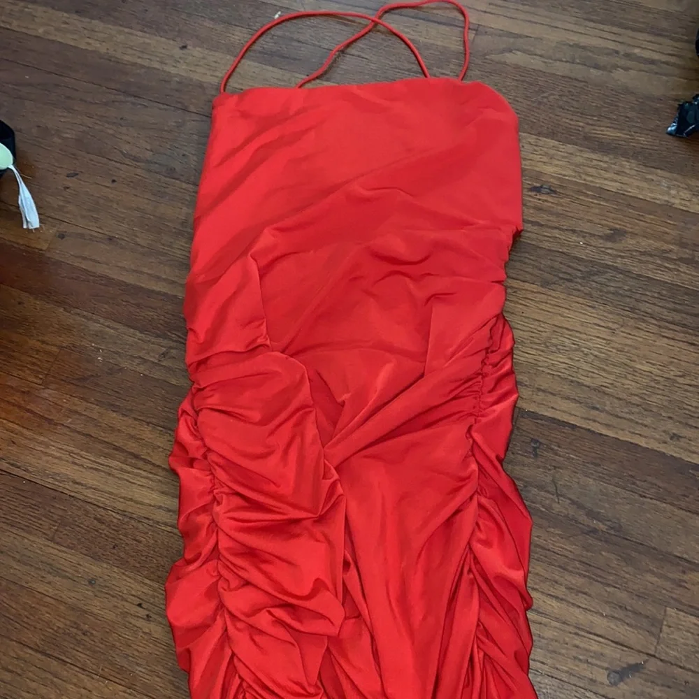 BACKLESS RUCHED BODY ON DRESS - Picture 2 of 3